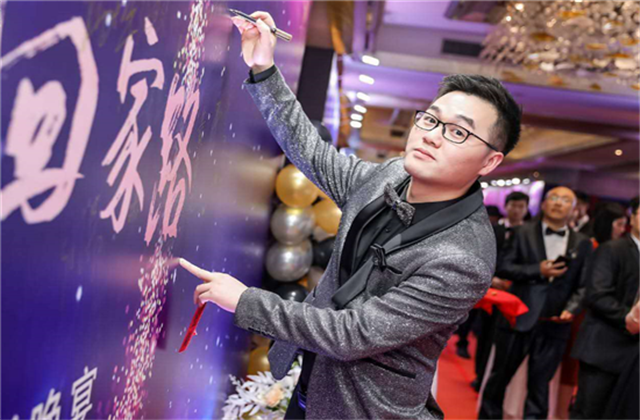 【高光“疫”事】勇敢逆行的特殊“网约车”——918搏天堂90后，用信念打通生命运输线